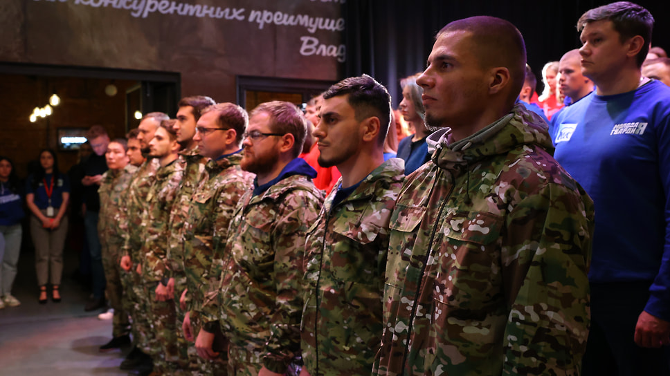 Иван Демидов (третий справа) на встрече с Андреем Турчаком