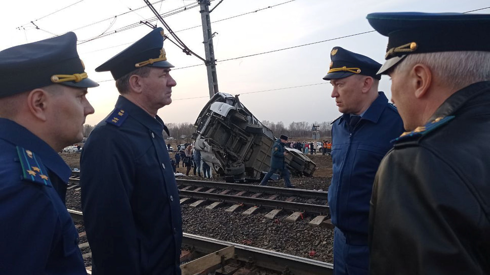 Место столкновения поезда и автобуса в Ярославской области