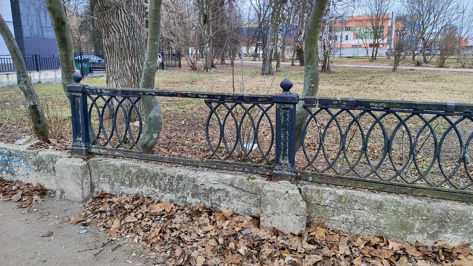 Чугунный забор на улице Свердлова
