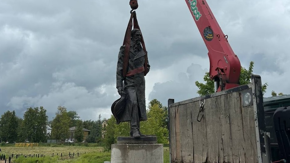 Установка памятника Кекину в Ростове