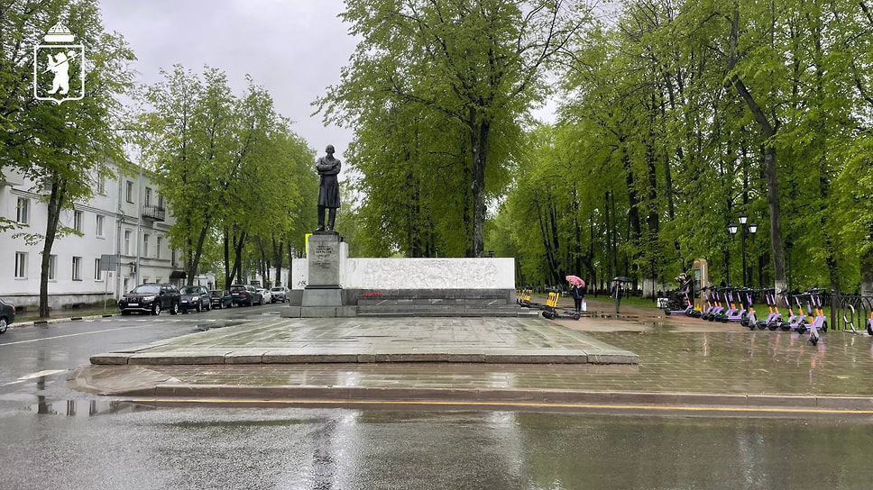 Памятник Некрасову в Ярославле