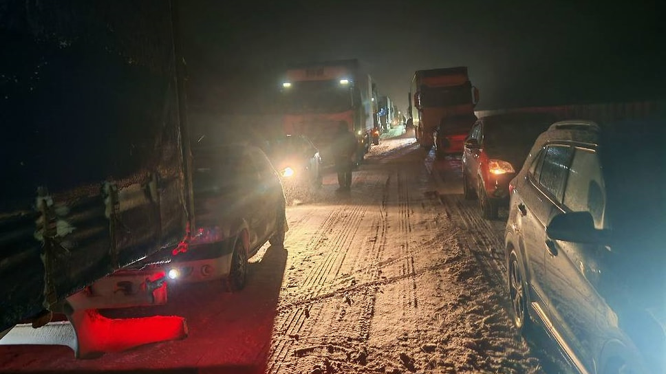 Пробка из-за снегопада на М-8 