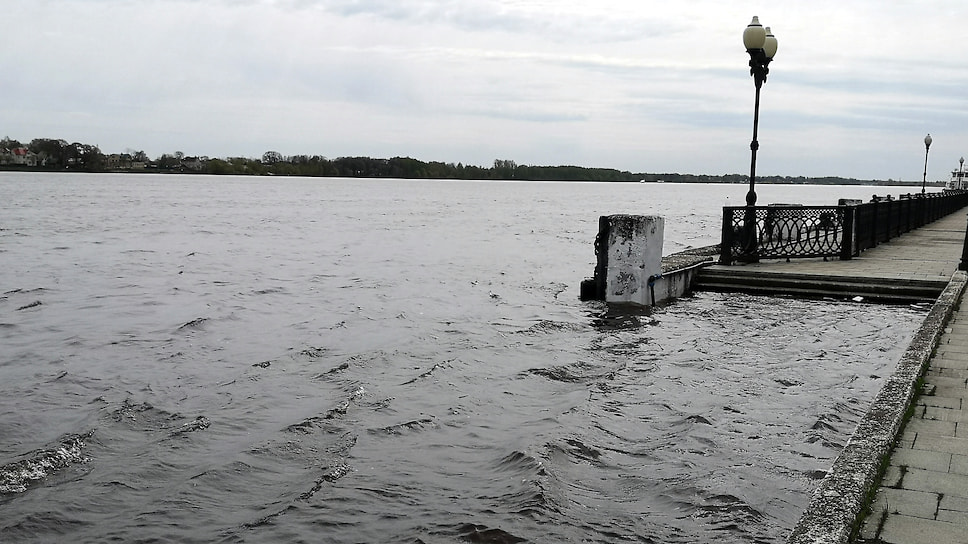 Часть набережной оказалась под водой