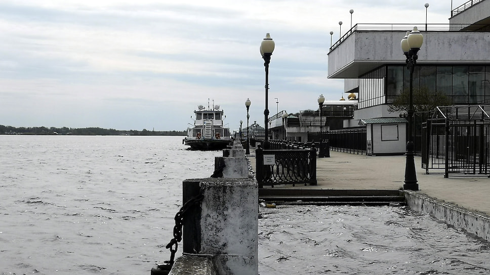 Критический уровень воды у речного вокзала