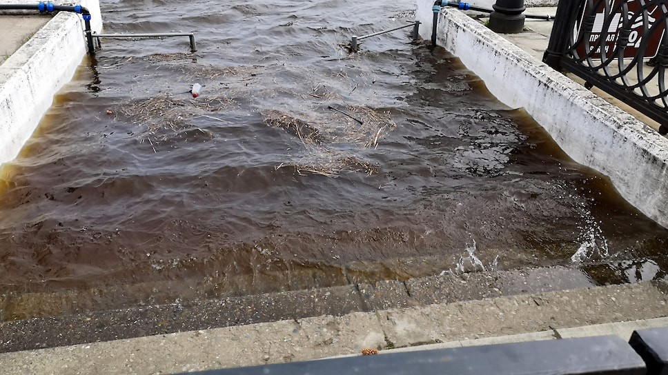 Затопленный спуск к воде у речного вокзала