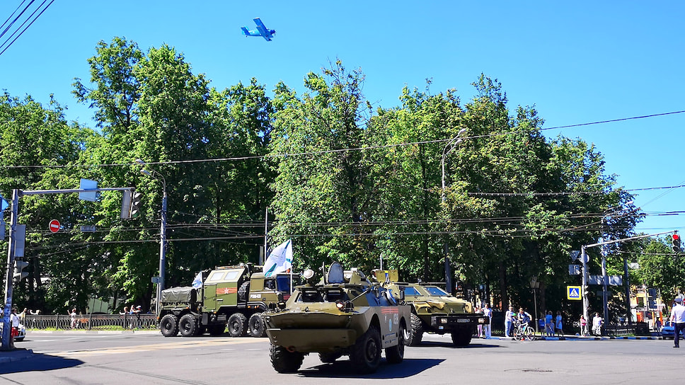 Бронетехника в сопровождении авиации на Красной площади