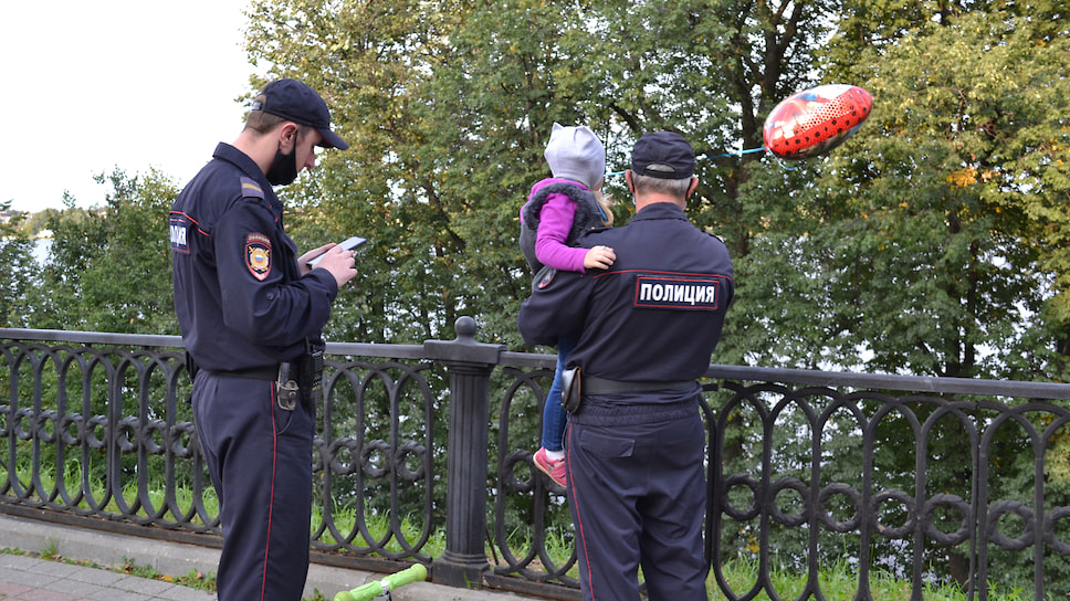 Полиция помогает найти маму потерявшейся девочке