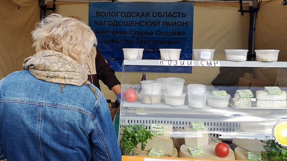 Гости из Вологды угощают козьим сыром