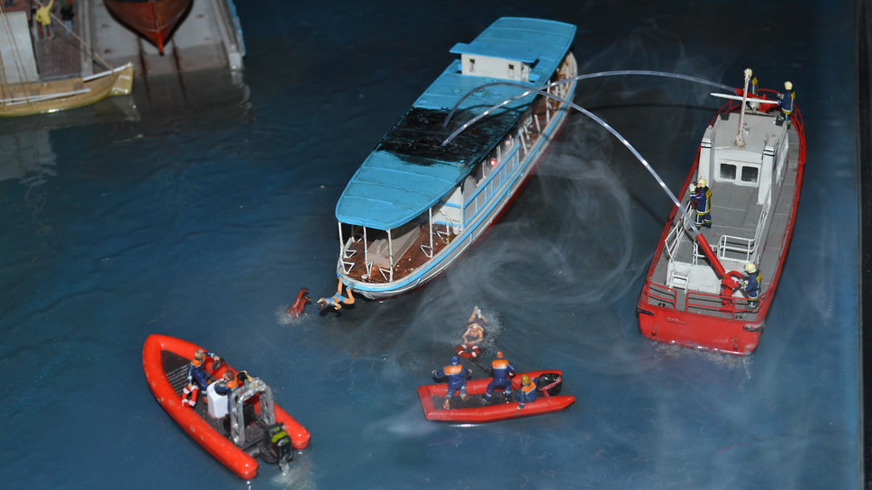 Пожарный расчет борется с огнем на прогулочном кораблике
