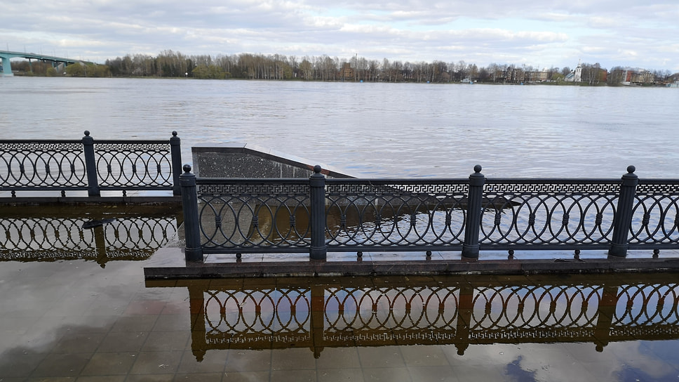 Затопленный спуск к воде.
