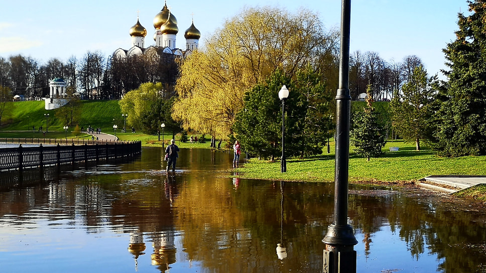 Успенский собор отражается в затопленной набережной Стрелки.