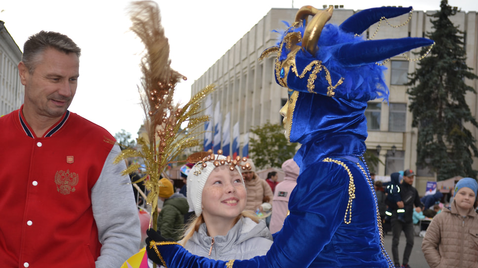 Девушка в маскарадном костюме «Домино» обнимает юную ярославну, а после подарит ей «корону», которую держит за спиной