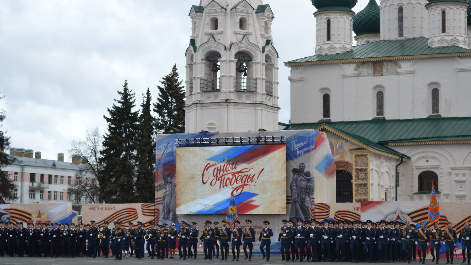 В Ярославле открыли Парад победы оркестром.