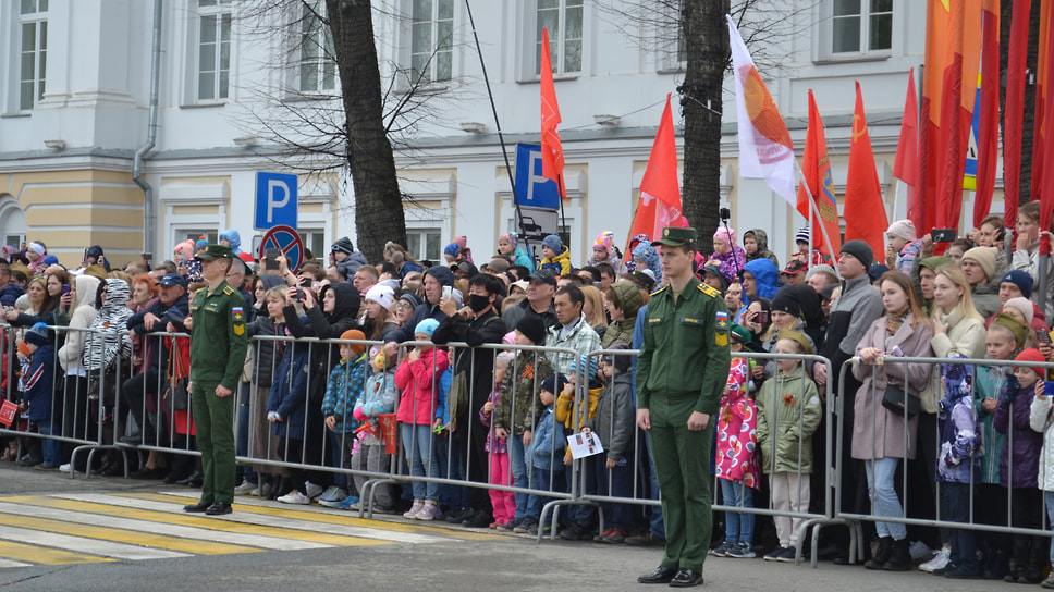 Курсанты выстроились по периметру. За ограждением ярославцы ждут торжественного парада.