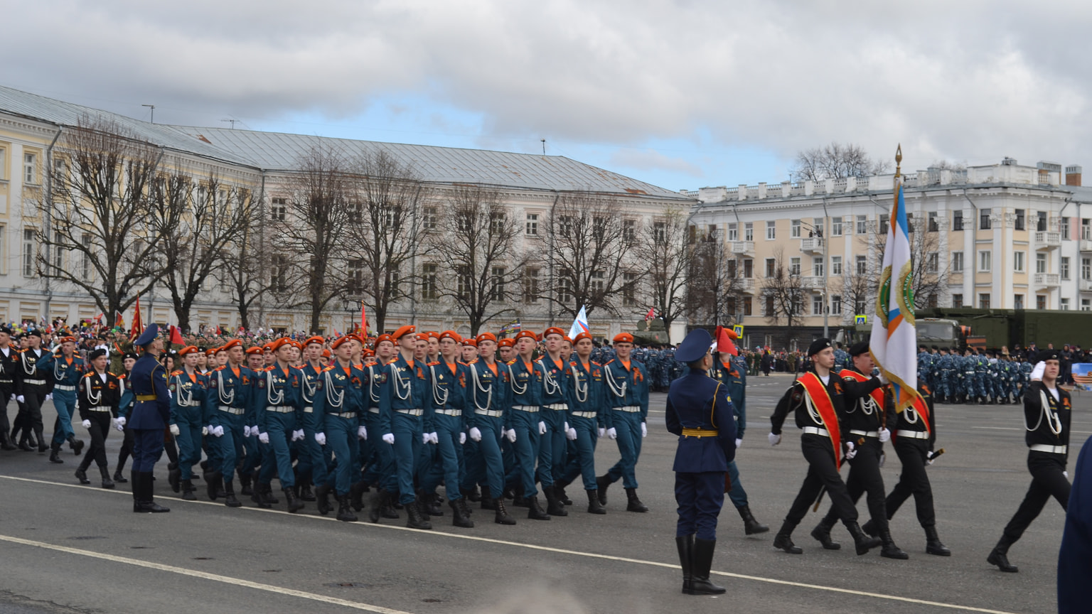 На площади марширует военная колонна.