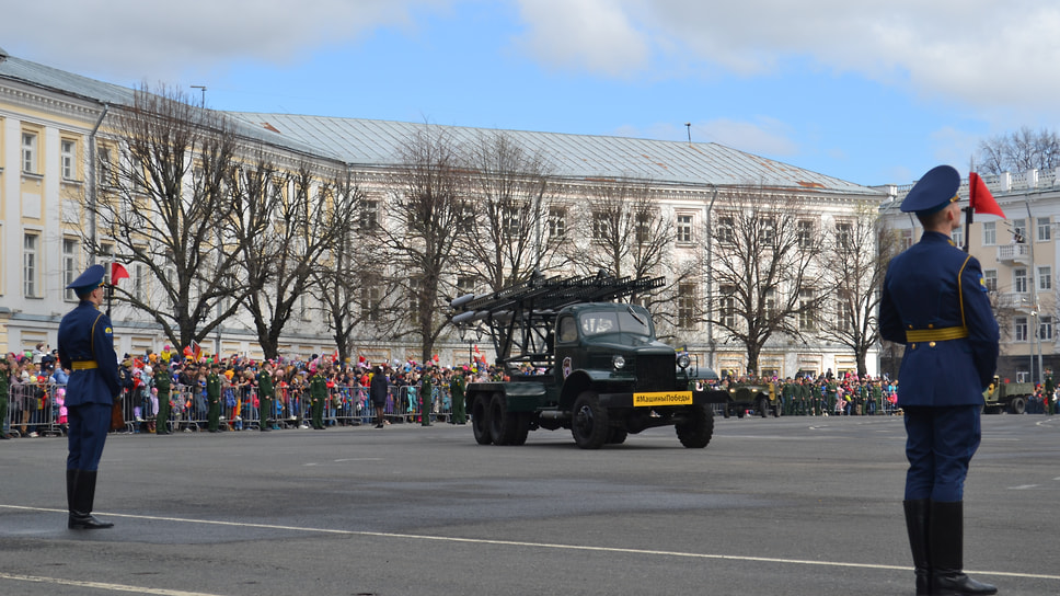 На площадь выехала военная техника времен ВОВ.