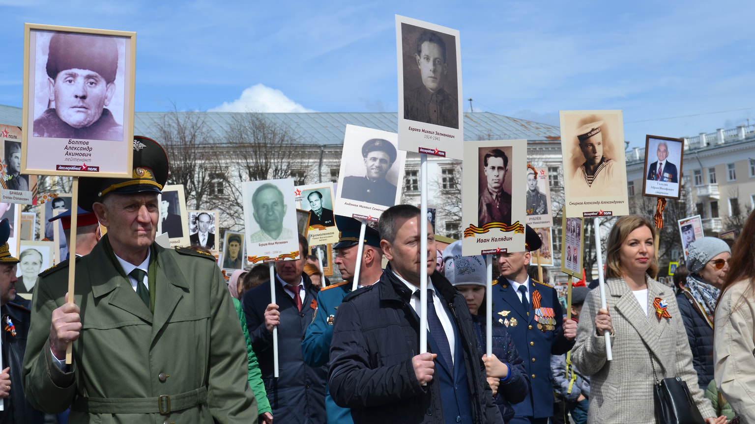 Михаил Евраев в колонне "Бессмертного полка" с портретом своего родственника.