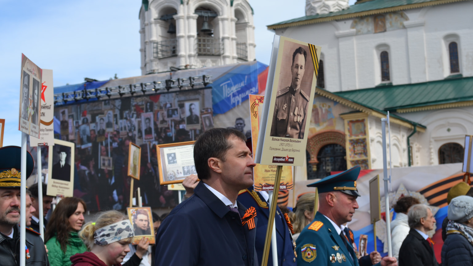 Мэр Ярославля Владимир Волков в колонне "Бессмертного полка" идет с портретом своего деда.