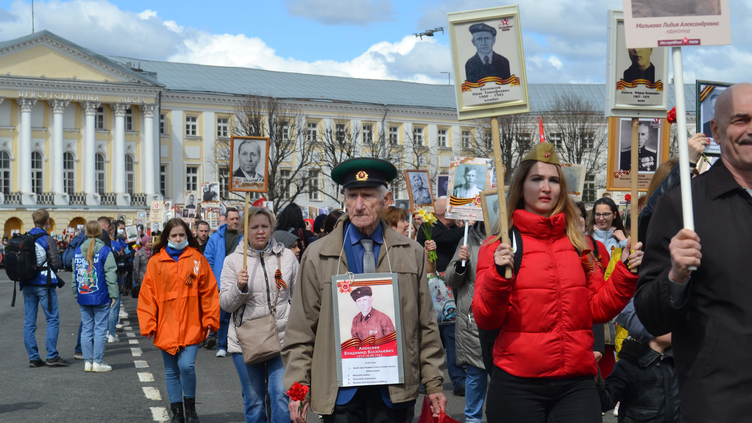 Колонна "Бессмертного полка" следует по Советской площади.
