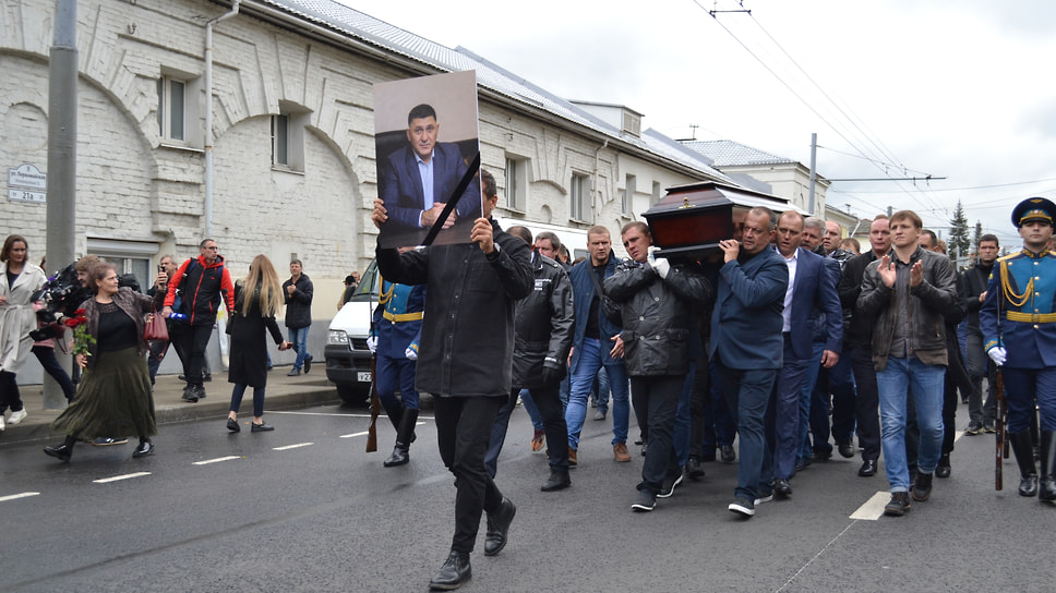 Прощальная колонна, Андрей Мерзликин несет портрет Сергея Пускепалиса.


Андрей Мерзликин о Сергее Пускепалисе: «Мы дружили, он всех нас называл «братские сердцы», и я его так называл, поэтому мы с ним долгие годы были вместе в силу того, что мы друзья, коллеги, единомышленники. Это очень взрослый, огромный мужчина, но с детской душой. Всегда это поражало в таких столкновениях. Чего не будет хватать сейчас в театре, на площадке, его близким? Вот этой его детскости. С одной стороны, зрелой наполненности, с другой, это было не напыщенно, легко и всегда это заряжало. Близким людям сейчас будет очень просто» 
