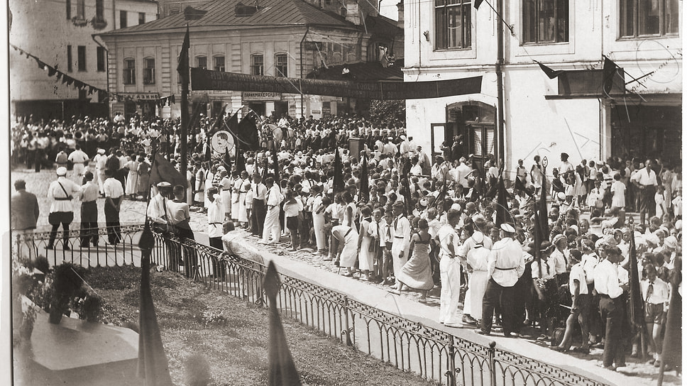 День конституции в г. Рыбинске. На площади у памятника В.И. Ленину, 1936 г. (ГКУ ЯО ГАЯО. Коллекция фотодокументов. П-3 – 36)