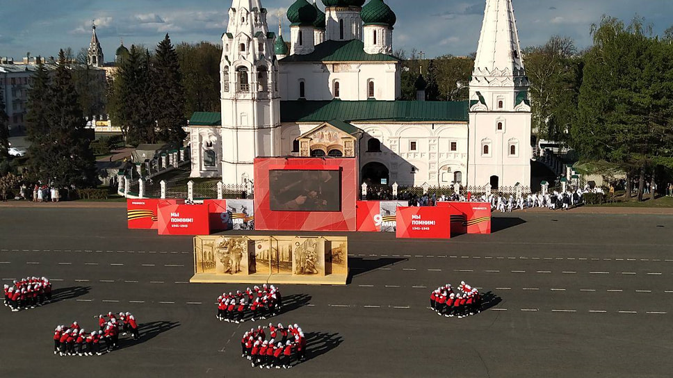 Большое представление, которое традиционно проходит на Советской площади, записали 8 мая. В формате телевизионного концерта оно выйдет в эфир 9 мая на всех региональных телеканалах и в социальных сетях правительства и администраций муниципальных районов.