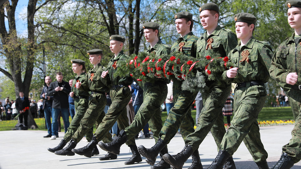 Возложение цветов.