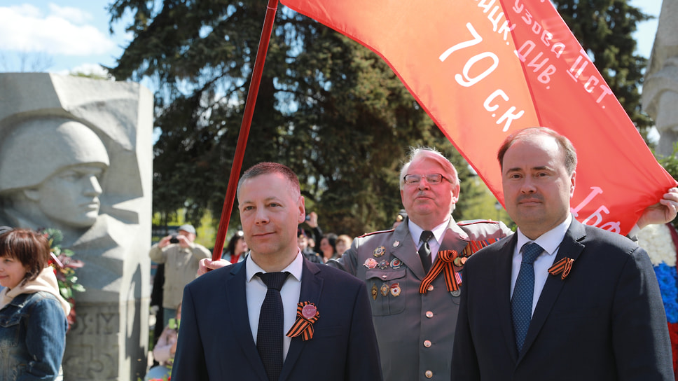 Губернатор Ярославской области Михаил Евраев и мэр Ярославля Артем Молчанов во время возложения цветов к Вечному огню.