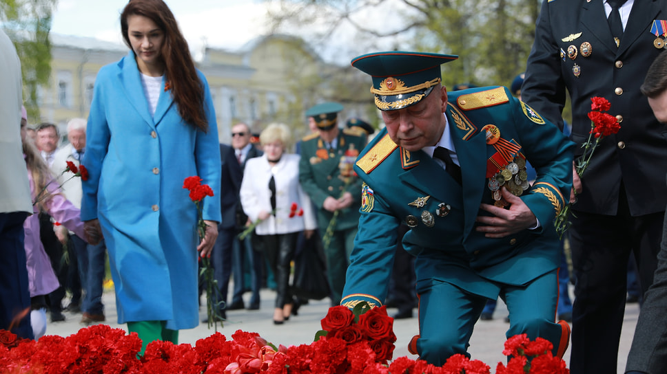 Возложение цветов к Вечному огню.