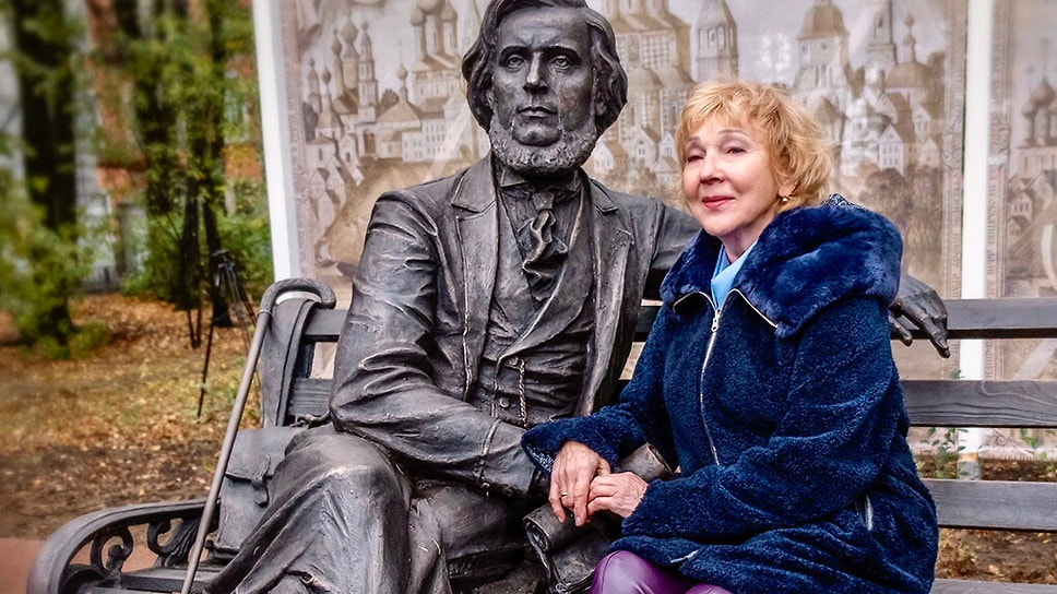 Елена Пасхина и памятник К.Д. Ушинскому