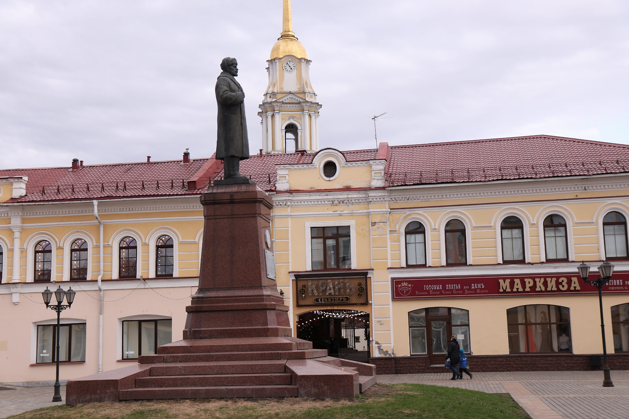 Памятник Ленину, установленный на постаменте памятника Александру Второму — последнее напоминание о советской эпохе на Красной площади