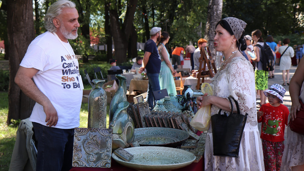 Мастера-керамисты рассказывали посетителям о своих изделиях и секретах мастерства