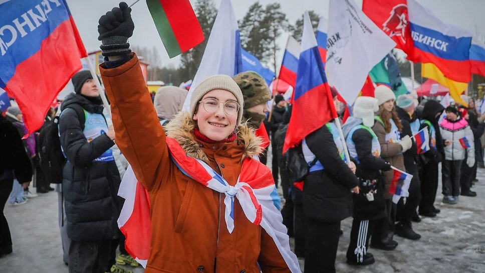 Болельщик держит в руках флаг Беларуси