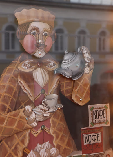 Все персонажи картин на фасаде имеют имена: «Вафельный князь» 