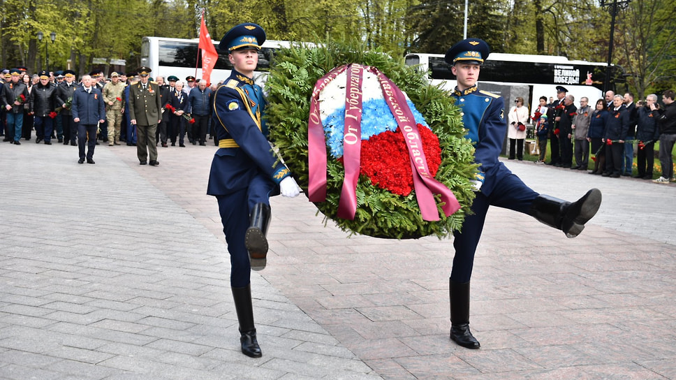 Возложение венка к Вечному огню