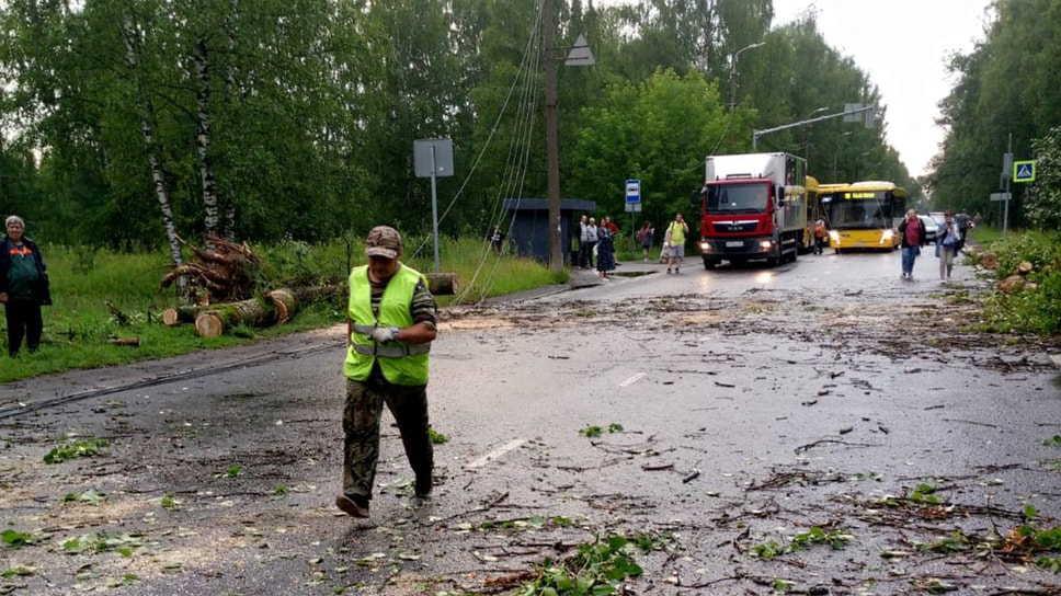 Дорожные службы ликвидируют последствия грозы