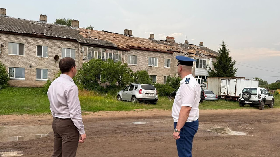 В поселке Красный Бор сильный ветер снес крыши жилых домов