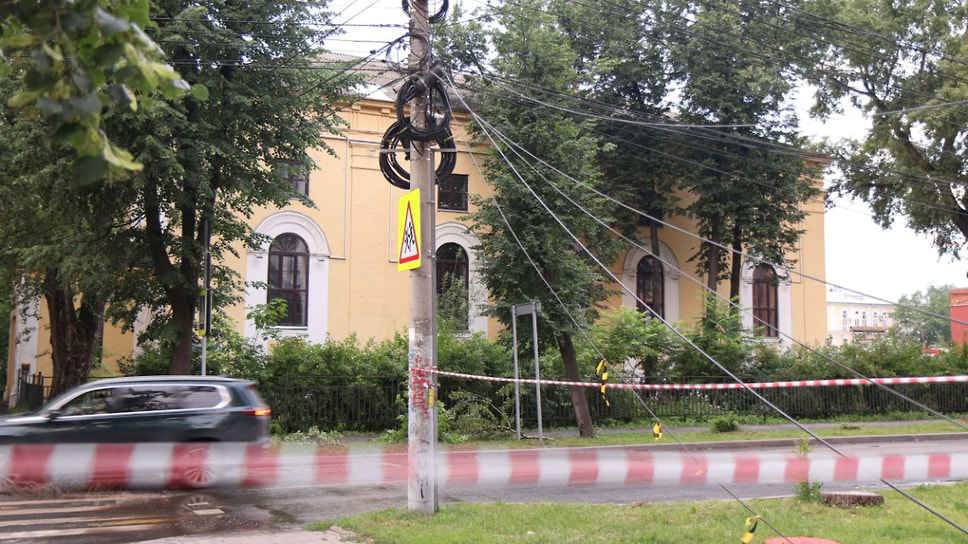 Оборванные линии электропередач 