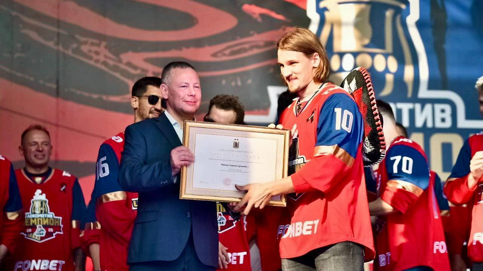 Все игроки получили почетные грамоты, президент клуба Юрий Яковлев награжден медалью «За труды во благо земли Ярославской» I степени. На фото: губернатор Михаил Евраев (слева) и Георгий Иванов (справа)