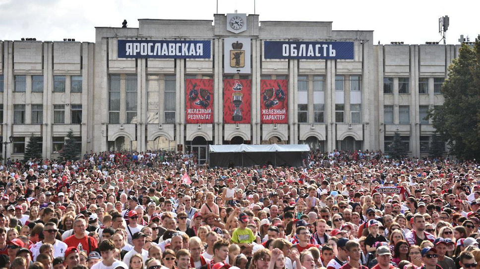Команду ждали на Советской площади тысячи болельщиков. На заднем плане — правительство Ярославской области, украшенное баннерами в честь &quot;Локомотива&quot;