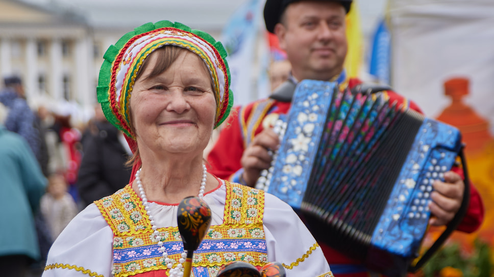 Игра на деревянных ложках и гармони создавала праздничное настроение