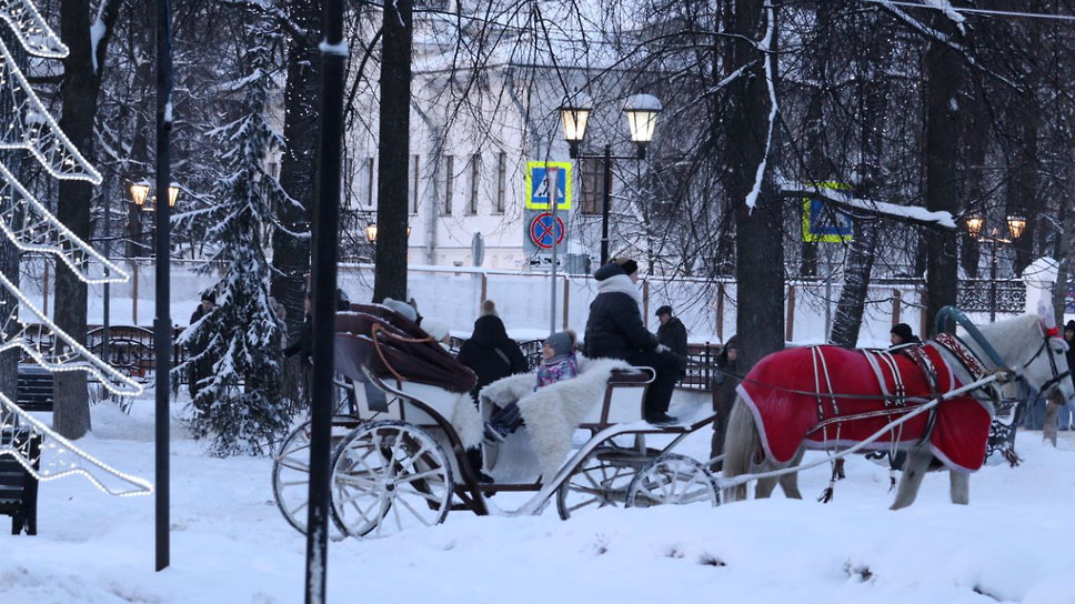 В Демидовском сквере можно прокатиться в карете 