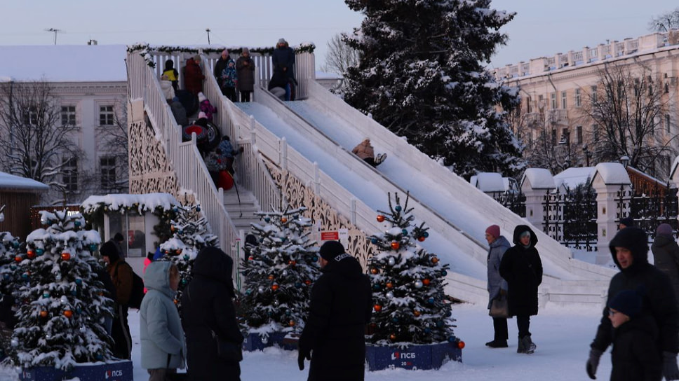 Детская горка на Советской площади 
