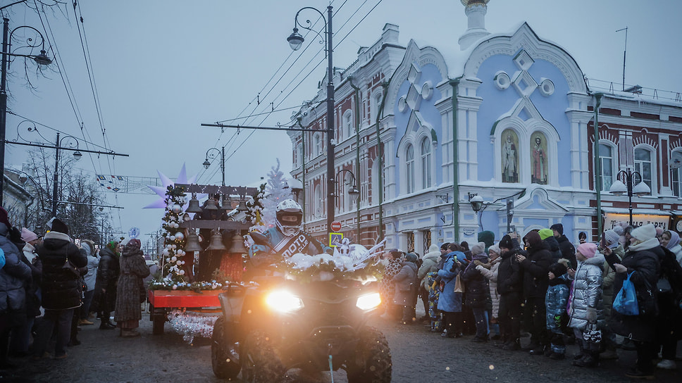 Квадроцикл вез передвижную звонницу 