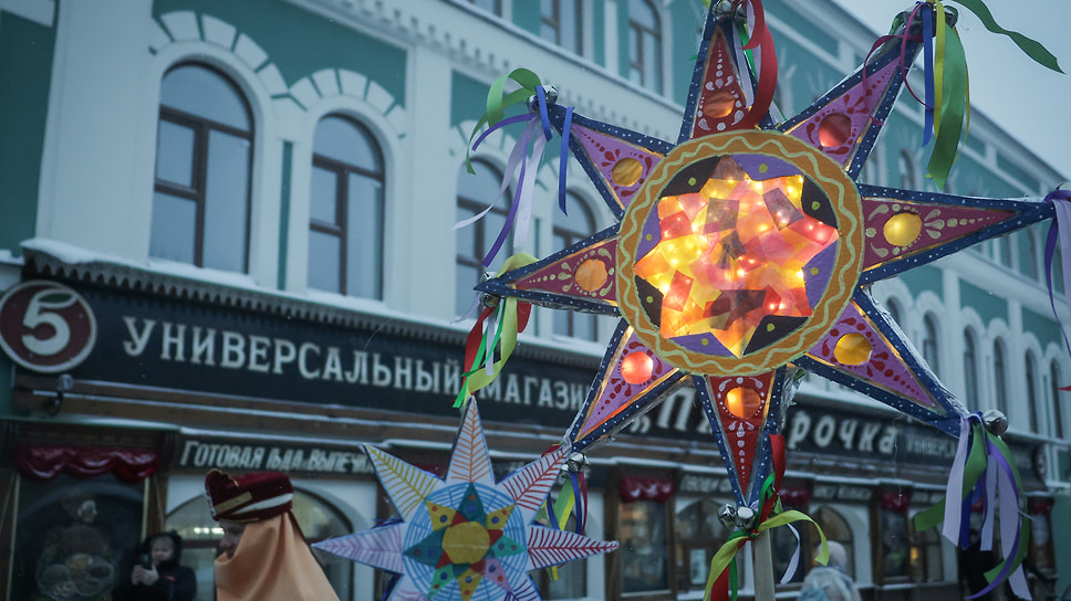 Главным атрибутом праздника стали рождественские звезды 