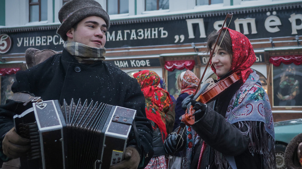 Живыми декорациями праздника стали старинные вывески Рыбинска 