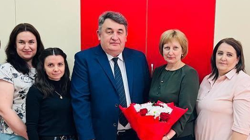 Почетное звание «Заслуженный работник местного самоуправления РФ» присвоено первому заместителю главы администрации Первомайского муниципального района Анатолию Бредникову.  Анатолий Бредников — выпускник Первомайской средней школы 1980 года, более 20 лет возглавлял отдел культуры Первомайского района, является заместителем главы администрации более 11 лет 