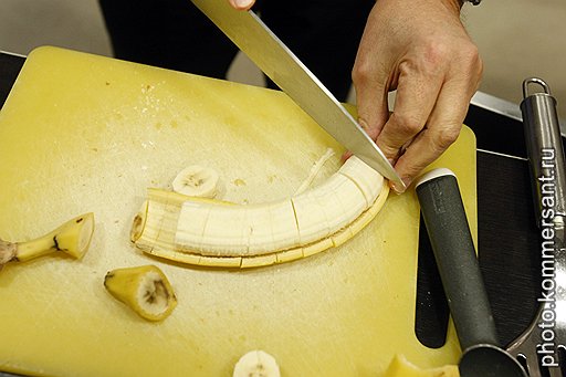 ЖАРОПРОЧНЫЙ БАНАН&lt;br />
Нарезанный кружками, на сковороде банан похож на обычную жареную картошку, однако всполохи пламени заставляют вспомнить о приготовлении пунша и грога