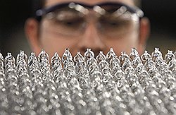 Под наблюдением Подобно сотруднику завода Osram, тщательно проверяющему галогенные вставки, российские чиновники следят за развитием LED-рынка