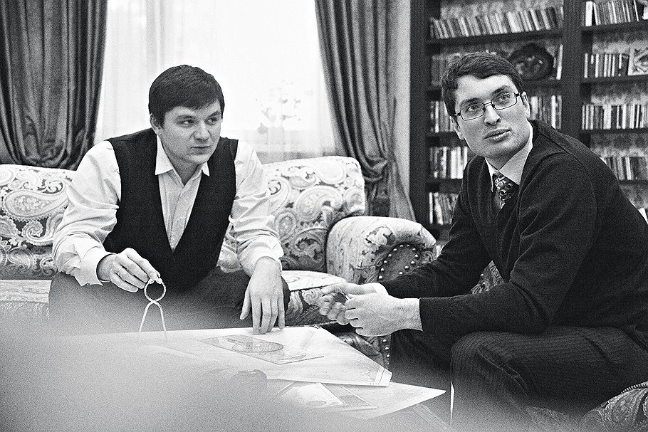&lt;B>Стирая границы&lt;/B>&lt;br>Антон Мальков (слева) и Дмитрий Линник хотят помочь россиянам превращаться за границей в местных жителей 